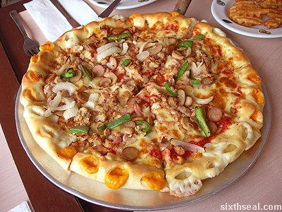 cheesy lava 3 pizza
