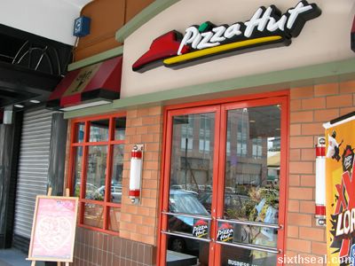 pizza hut kuching