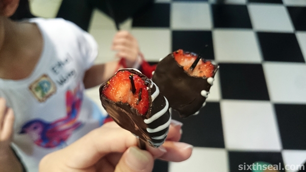 strawberry chocolate pops